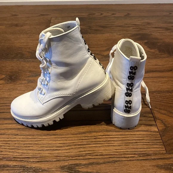 White boots - Picture 1 of 5